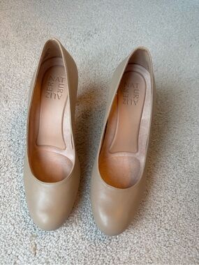 Naturalizer Nude/Taupe Round-Toe Comfort Pumps